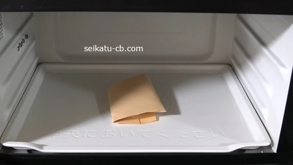 銀杏を封筒に入れてレンジで加熱する