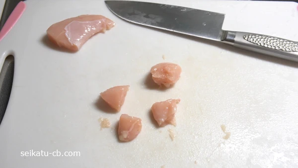 鶏ささみを切り分ける