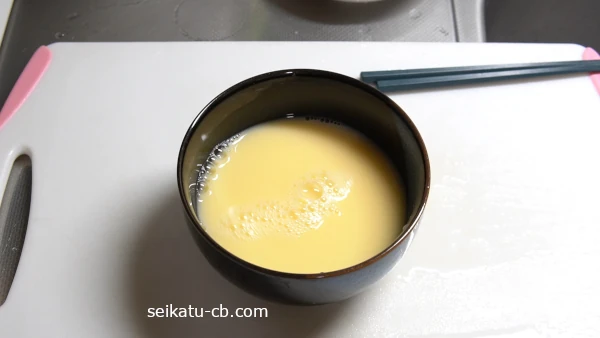 ボウルに卵と水を入れて溶き混ぜる