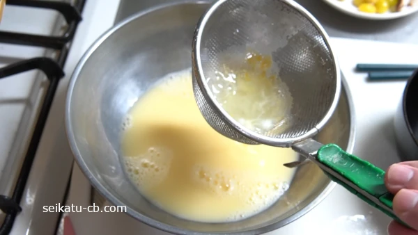 ざるでこした溶き卵