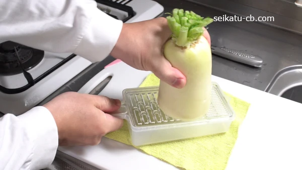 皮付きの大根をおろす