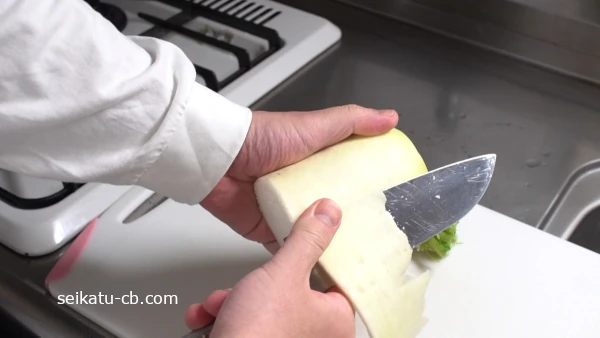 大根の皮をおろす