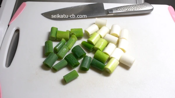 長ねぎを2cm幅にカットする