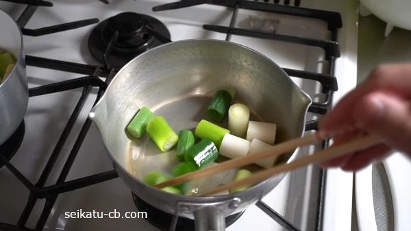 長ねぎを弱火でじっくり炒める