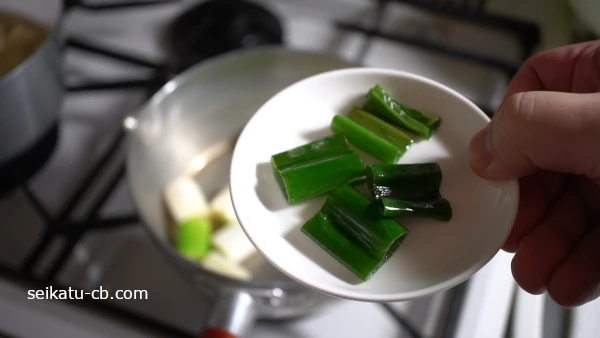 先に火の通った長ねぎの葉先を取り出す