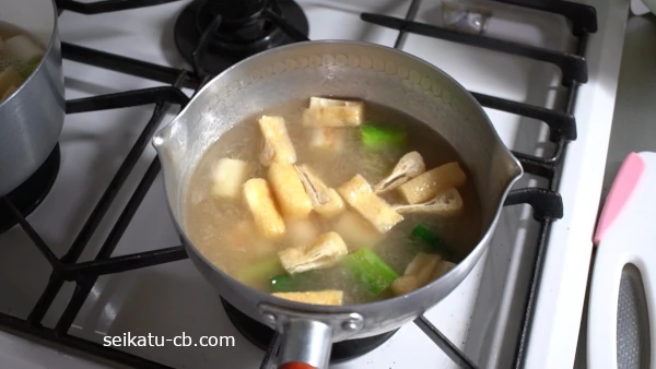 焦げ目のついた長ねぎに水と顆粒だしの素を加えて煮込む