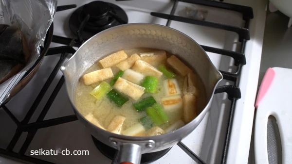 味噌を溶き入れて一煮立ちさせた味噌汁