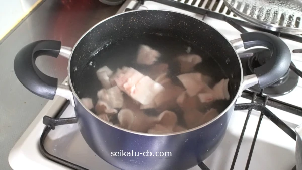 豚ばら肉も茹でる