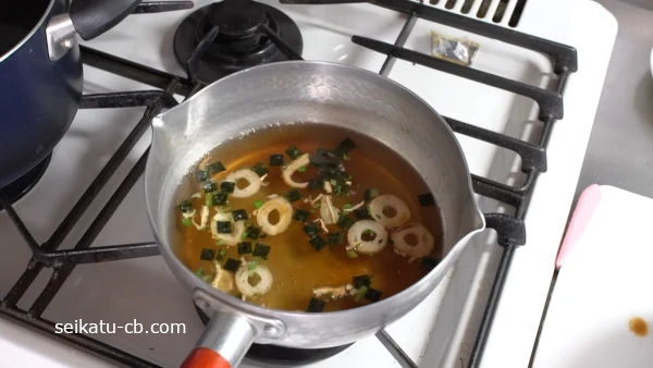 松茸の味お吸い物のスープにしょうゆを小さじ1加える