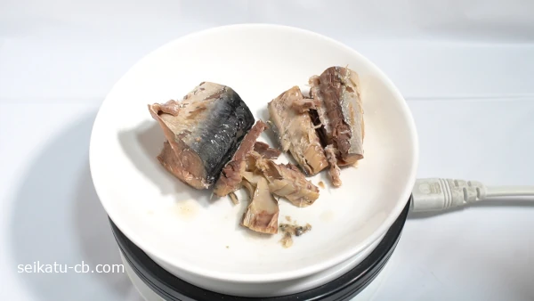 缶から皿に出した安いさばの水煮