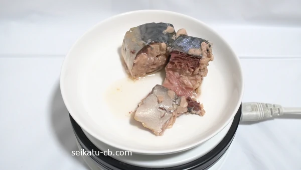 缶から皿に出した高いさばの水煮
