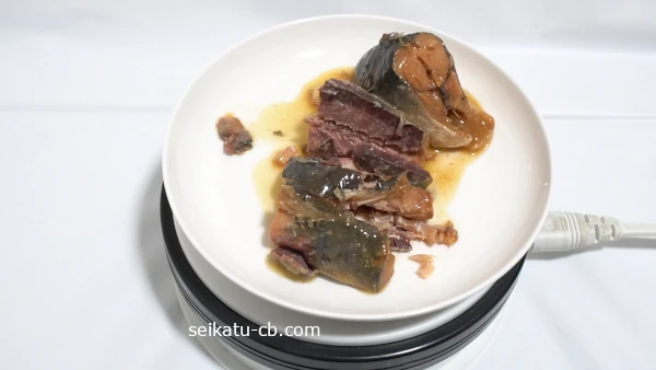 缶から皿に出した安いさばのみそ煮