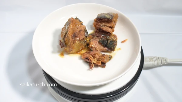 缶から皿に出した高いさばのみそ煮