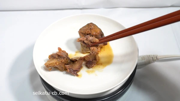 箸でほぐしたさば缶のみそ煮
