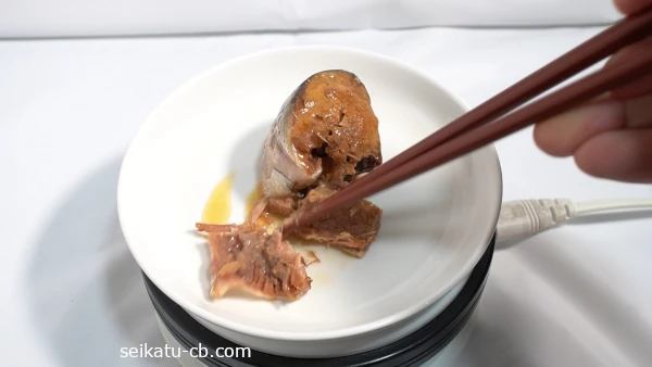 箸でほぐしたさば缶の煮付