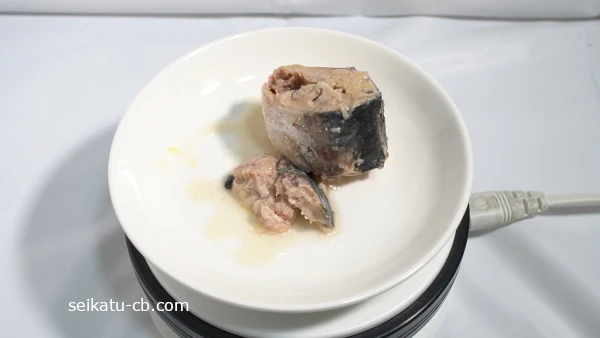 缶から取り出したさば缶の水煮