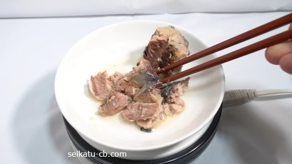 箸でほぐしたさば缶の水煮