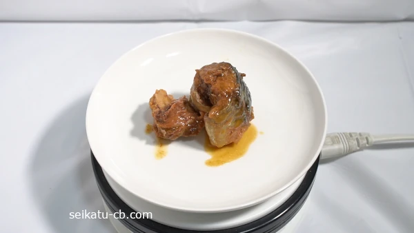 缶から取り出したさば缶のみそ煮