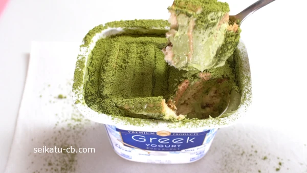 スプーンですくったヨーグルトで作った抹茶ティラミス