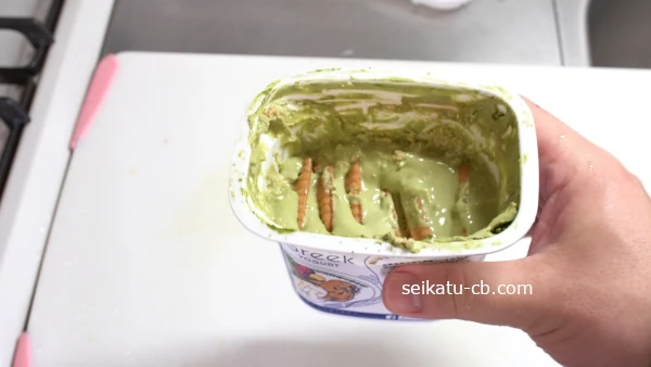 半分残った抹茶ヨーグルトにバタービスケットを差し込む