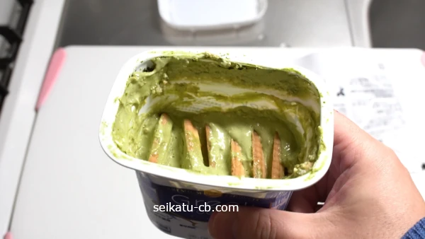 12時間置いておいたバタービスケットをさした残った抹茶ヨーグルト