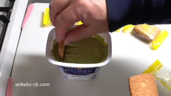 抹茶ヨーグルトにバタービスケットを差し込む