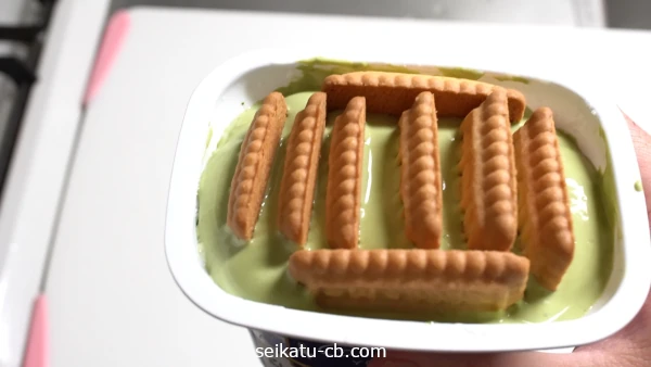 抹茶ヨーグルトにバタービスケットをしきつめる