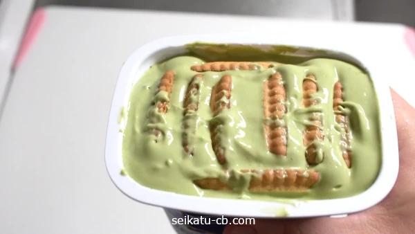 バタービスケットを抹茶ヨーグルトにしっかり沈める