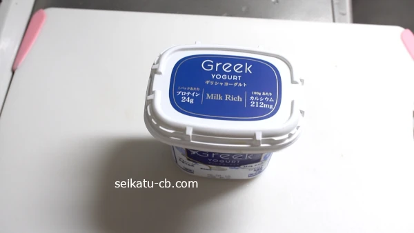 バタービスケットをさした抹茶ヨーグルトを冷蔵庫に置いておく