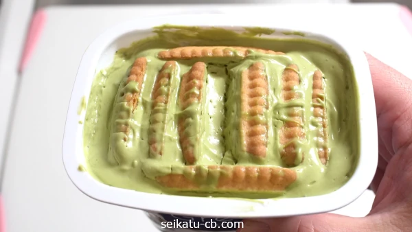 12時間置いておいたバタービスケットをさした抹茶ヨーグルト