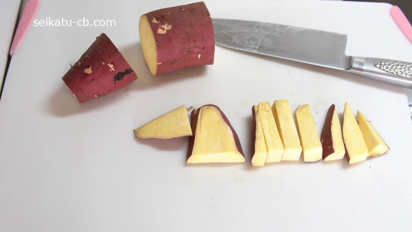 さつまいもをスティック状にカットする