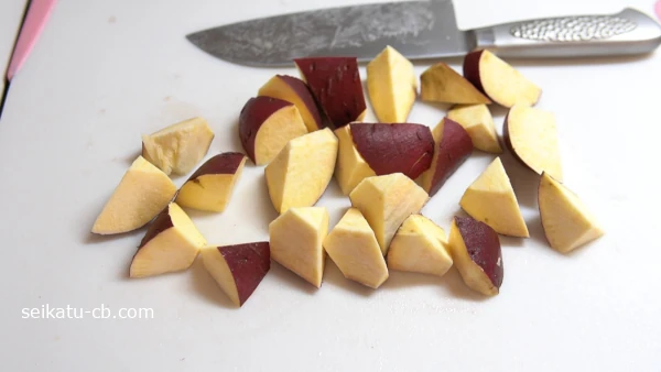 さつまいもを乱切りにする
