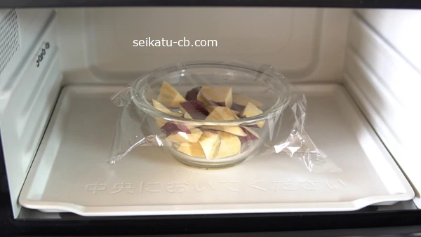 乱切りにしたさつまいもをレンジで加熱する