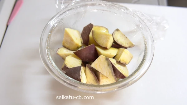 レンジで加熱したさつまいもの乱切り