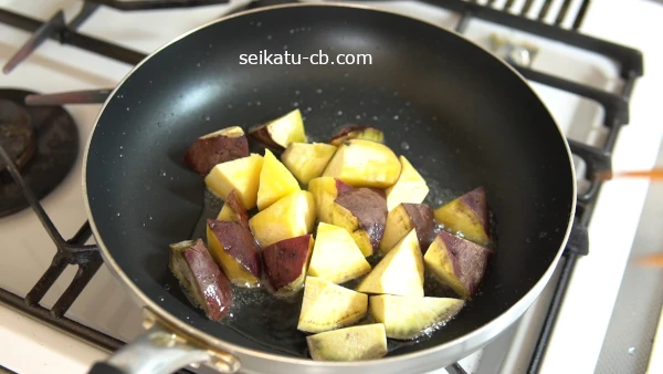 さつまいもの乱切りを揚げ焼きにする