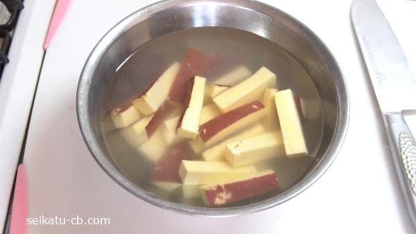 スティック状にカットしたさつまいもをあく抜きする