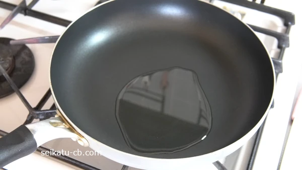 フライパンにサラダ油大さじ3ひいて火にかける
