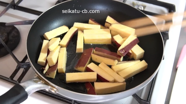 さつまいもスティックを揚げ焼きにする
