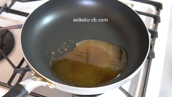 フライパンにあんの材料を入れて火にかける