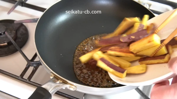 アンにとろみがついてきたら揚げ焼きにしたさつまいもスティックをからめる